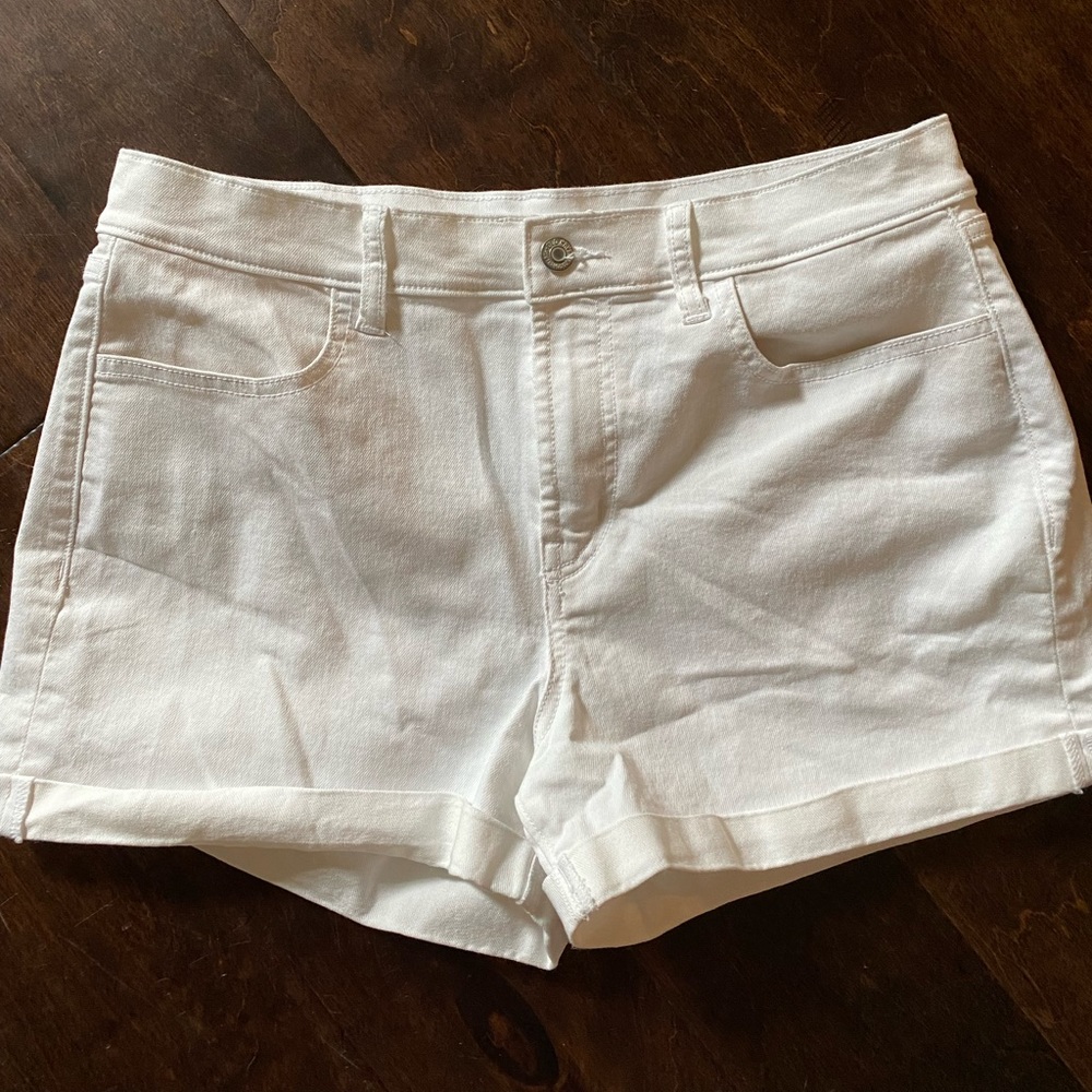 Never worn! Size 8 Old Navy Cuff Shorts, White!